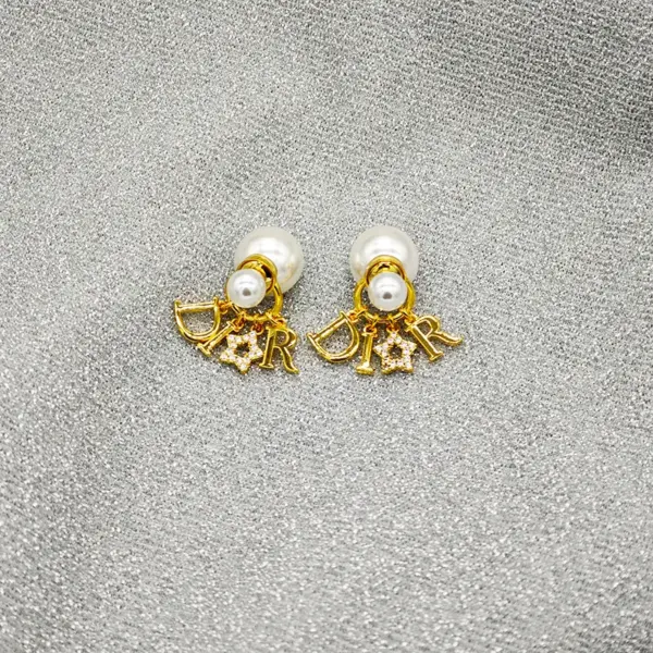 Elegant D-Series Pearl Stud Earrings for Women – Classic Everyday Jewelry Accessory - Image 2